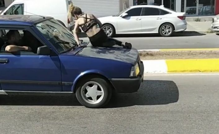 Sultanbeyli’de genç kız ortalığı birbirine kattı: Esnafa saldırdı, araçların üstüne çıktı, karakolu birbirine kattı