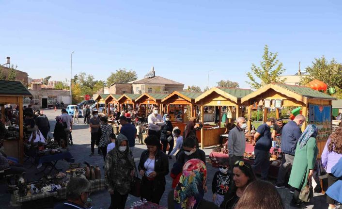 Talas’ın vazgeçilmezi ‘Antika Pazarı’  hız kesmeden devam