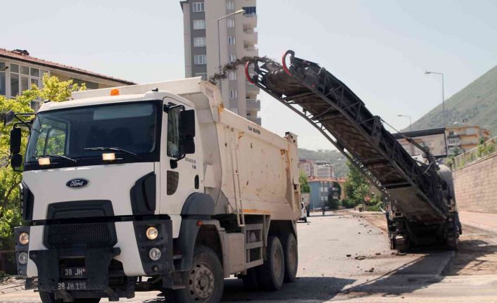 Talas’ta asfalt yenileniyor, sökülenler altyapı oluyor