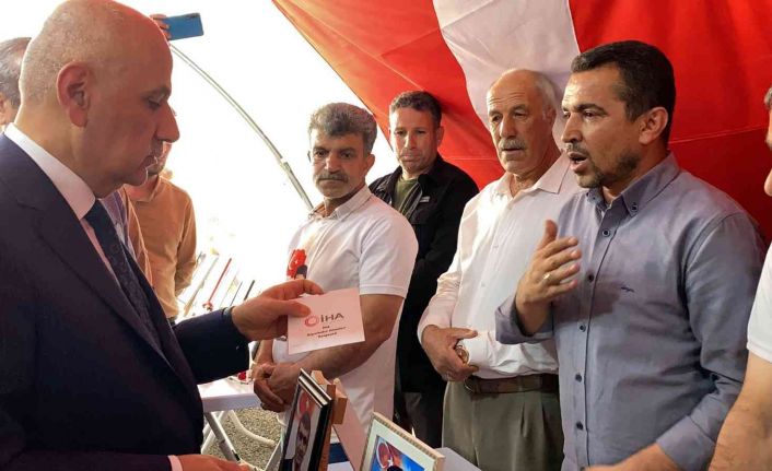 Tarım ve Orman Bakanı Vahit Kirişci Diyarbakır annelerini yalnız bırakmadı