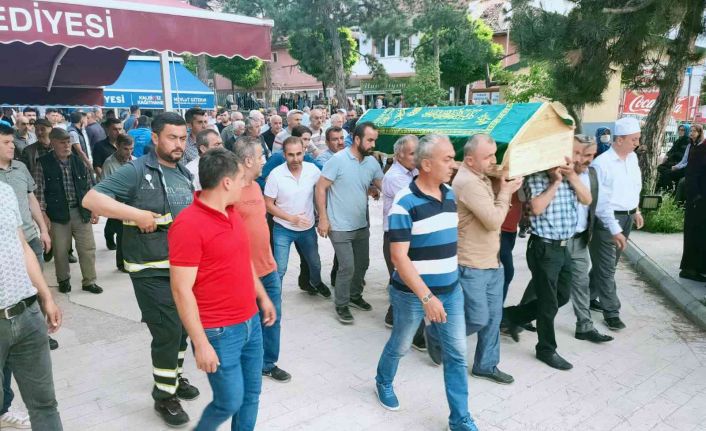 Tedavi gördüğü hastanede hayatını kaybeden orman işçisi Karabük’te defnedildi