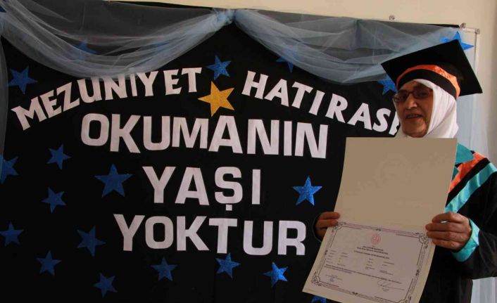 Televizyondaki altyazıları okuyamıyordu: 66 yaşında cübbe giyip kep attı