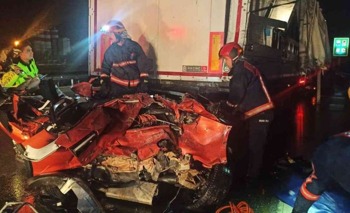 TEM’de feci kaza, tırın altına giren otomobil hurdaya döndü: 1 ölü, 2 yaralı