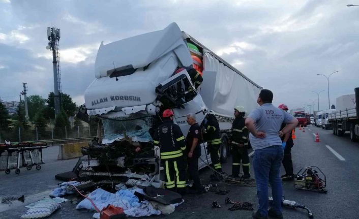 TEM’de sürücüsü uyuyan tır, başka tıra arkadan çarptı