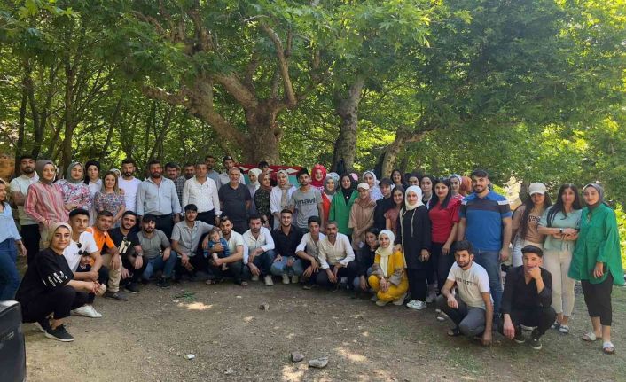 Terörden arındırılan doğada buluşan gençler halay çekerek piknik yaptı