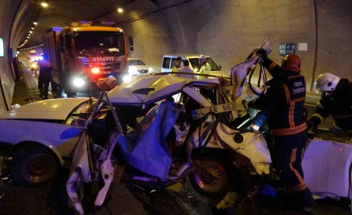 Tır, tünelde arıza yapan otomobile çarptı: 1 ölü, 3 yaralı