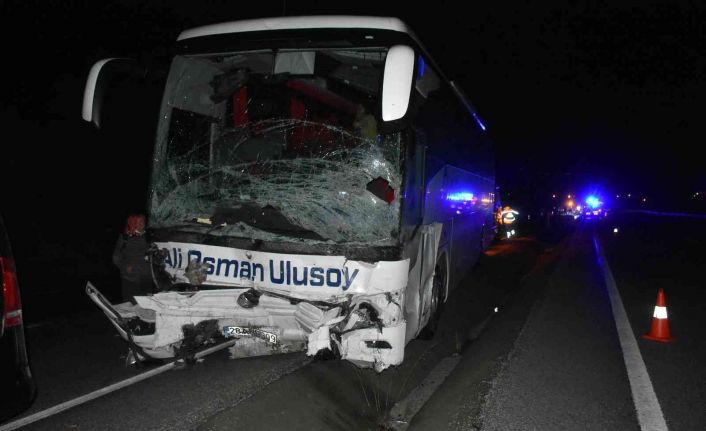 Tosya’da otomobil ile otobüs kafa kafaya çarpıştı: 2 ölü 16 yaralı