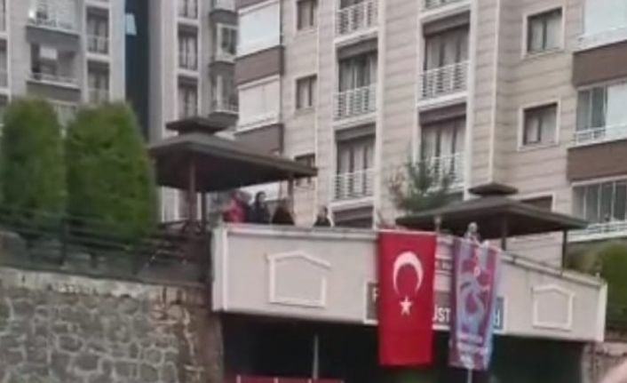 Trabzon’da bir otomobilin motor kısmına giren yılanı itfaiye çıkardı