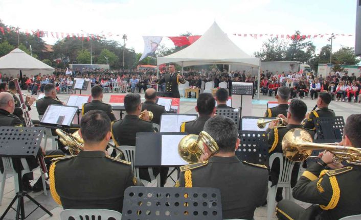 Türk Kara Kuvvetleri’nin kuruluş yıl dönümü dolayısıyla askeri bando konser verdi