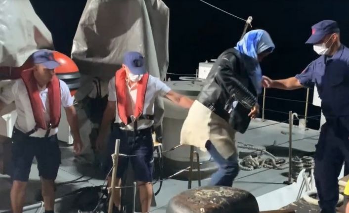 Türk kara sularına geri itilen 8 göçmen Sahil Güvenlik ekiplerince kurtarıldı
