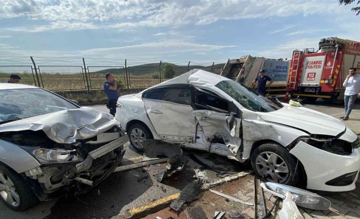 Tuzla’da direksiyon hakimiyetini kaybeden sürücü, otomobile çarptı: 2 yaralı