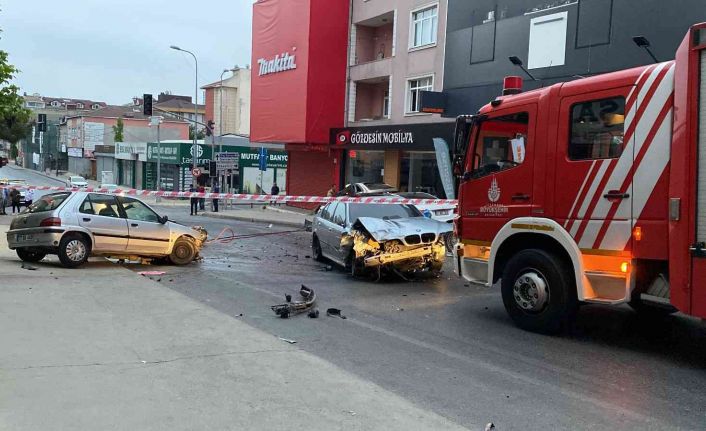 Ümraniye’de çarpışan iki otomobil park halindeki araçlara çarptı, ortalık savaş alanına döndü