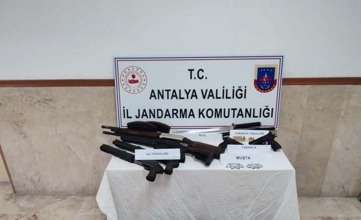 Umuma açık 5 işletmede ruhsatsız 2 tabanca, 5 tüfek 1 samuray kılıcı,2 muşta ele geçirildi