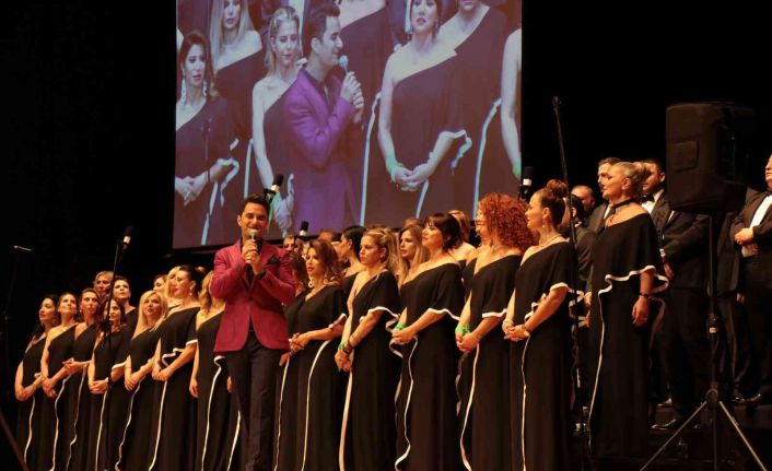 Ünlü sanatçılar ve C-Majör korosu down sendromlu çocuklara destek konserinde bir araya geldi