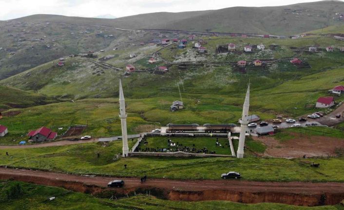 Üstü açık camide 561 yıldır çimen üzerinde Cuma namazı kılınıyor