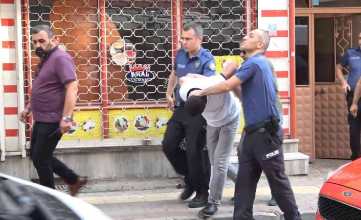 Üvey annesini darp edip kendini eve kilitleyen genci polis gözaltına aldı