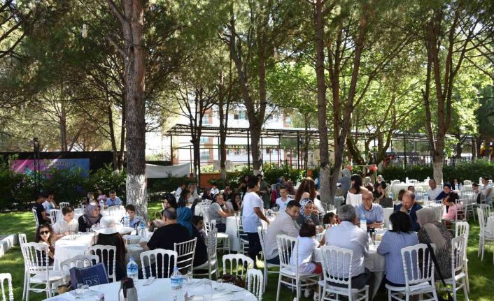 Vali Karadeniz ve Eşi Zehra Karadeniz, koruyucu ailelerle bir araya geldi