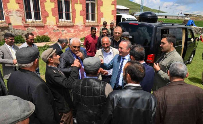 Vali Öner, köy ziyaretlerinde vatandaşlarla buluşup, sorun ve taleplerini dinlemeyi sürdürüyor