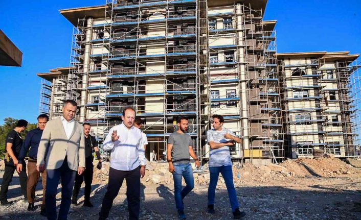 Vali Pahlivan, Tarsus’ta yapımı süren ve tamamlanan kamu binalarında incelemelerde bulundu