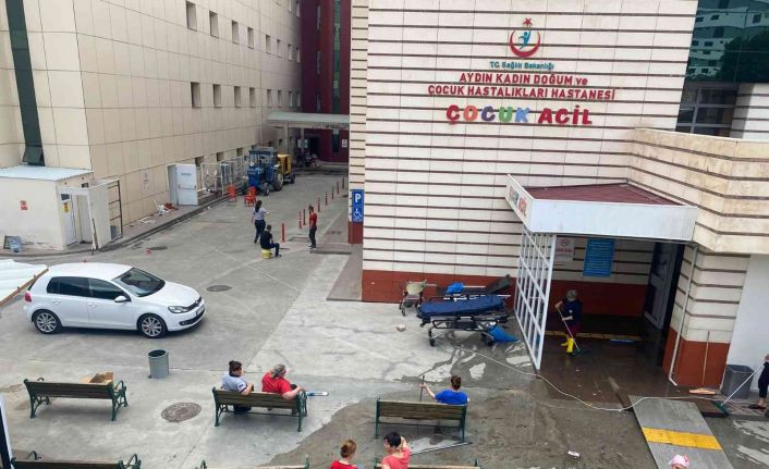 Yağıştan etkilenen Aydın Kadın Doğum ve Çocuk Hastalıkları Hastanesi’nde çalışmalar sürüyor