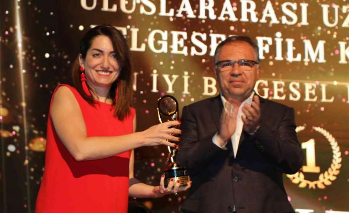 Yaşam öyküsünü anlattığı “Bekleyiş” en iyi belgesel film ödülü aldı