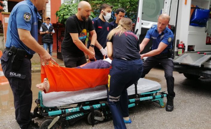 Yataktan düşüp yerden kalkamayan yaşlı adamın yardımına ekipler koştu