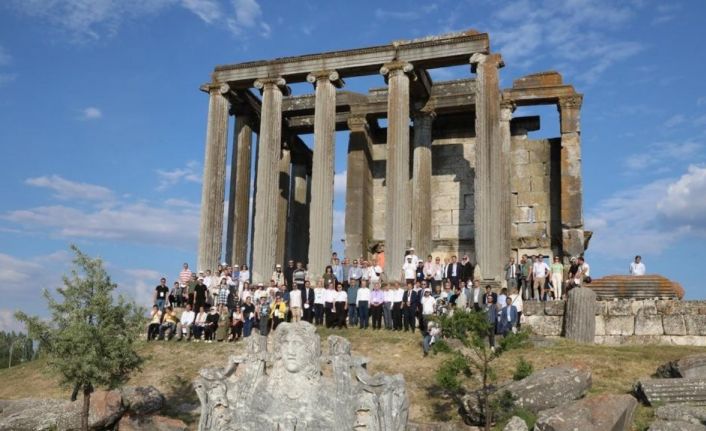 YÖK Başkanı Özvar ve rektörler, Aizanoi Antik Kent’i ziyaret etti
