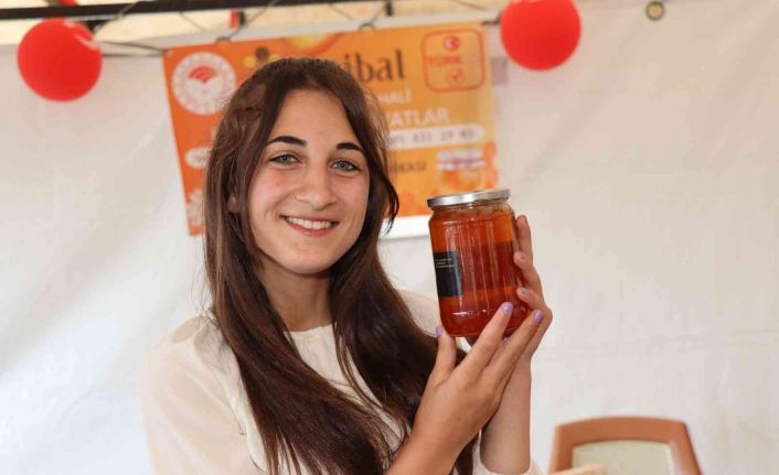 15. Şenkaya Kültür ve Bal Festivali’nde 16 yaşında ’bal güzeli’ seçildi
