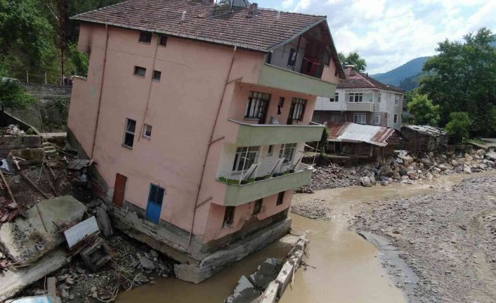 24 yıl önceki selde de yan yatan binanın kriko ile düzeltildiği ortaya çıktı