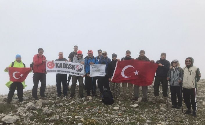 2 bin 404 rakımlı Emirgazi zirvesine 15 Temmuz şehitleri için tırmandılar