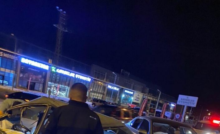 2 otomobilin çarpıştığı kazada biri ağır 5 kişi yaralandı
