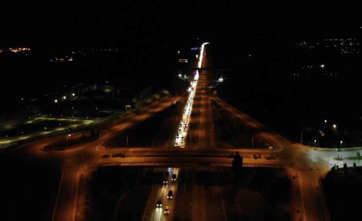 43 ilin geçiş güzergahında bayram trafiği sürüyor: Kilometrelerce araç kuyruğu oluştu