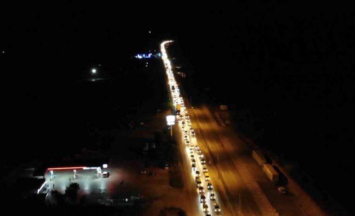 43 ilin geçiş güzergahında gece yarısı trafik yoğunluğu: Kuyruğun ucu bucağı görünmüyor