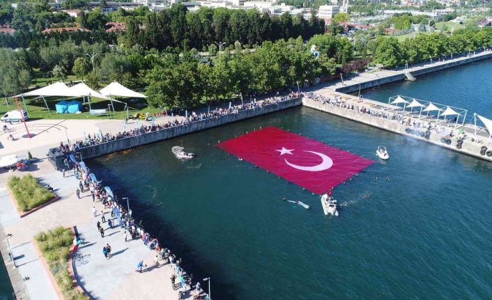 600 metrekarelik rekor büyüklükteki Türk bayrağı, İzmit Körfezi’ni taçlandırdı