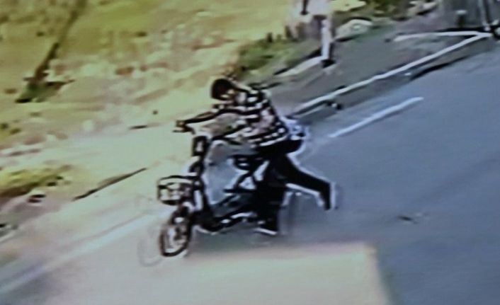 6 kilometrelik yolu yürümemek için aldığı elektrikli bisikleti çalındı.. O anlar kamerada