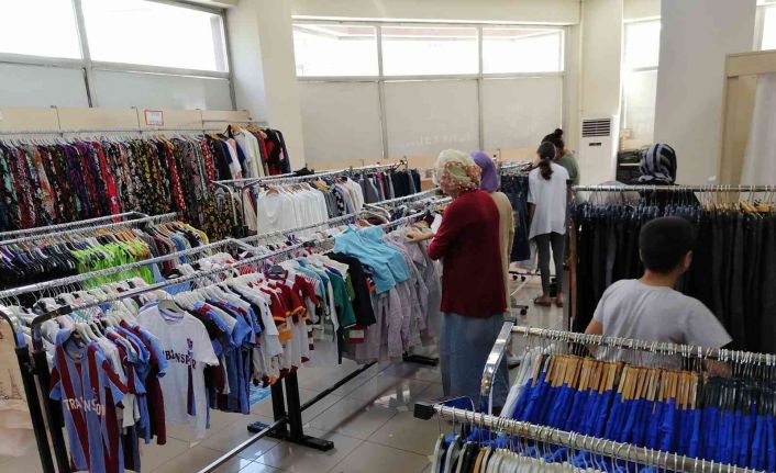 73 bin 300 aileye kıyafet ve ayakkabı yardımı