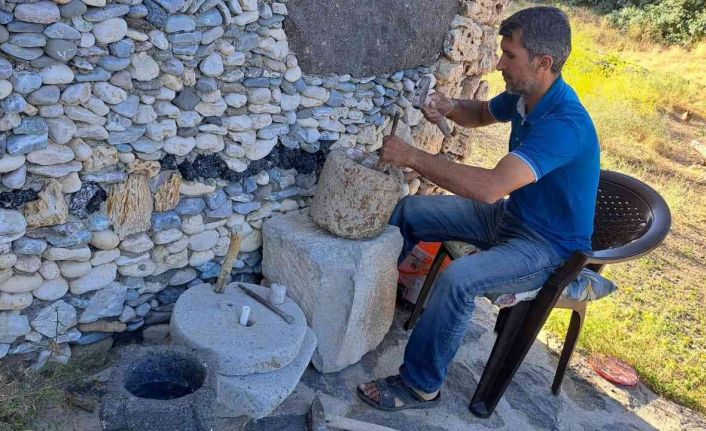 Adilcevazlı usta taş ve ahşaba şekil vererek eserler ortaya çıkarıyor