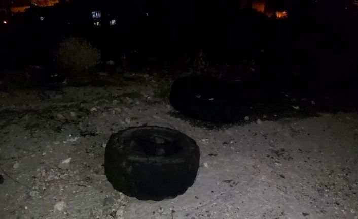 Ağaçlık alandaki araba lastikleri ormanı yaktı