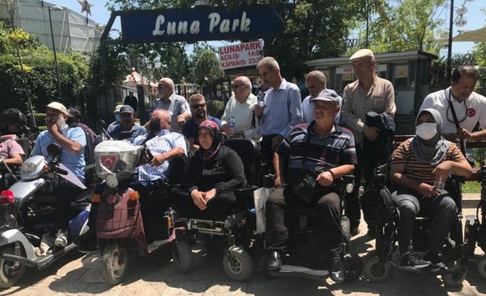 Aktif Engelliler Platformu’ndan, lunaparka alınmadığı iddia edilen engelli aile ile basın açıklaması