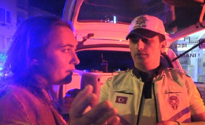 Alkollü kadın sürücü oğlunun yanında alkollü araç kullandı, ortalığı bir birine kattı