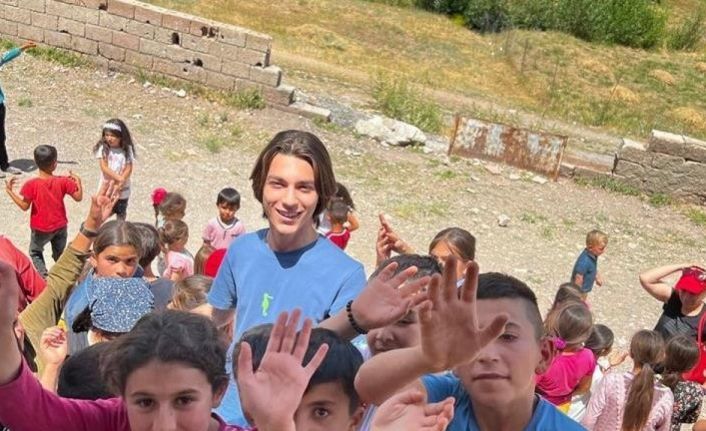 Amerika’da yaşayan 17 yaşındaki Utku’dan Vanlı çocuklara kırtasiye ve bilgisayar yardımı