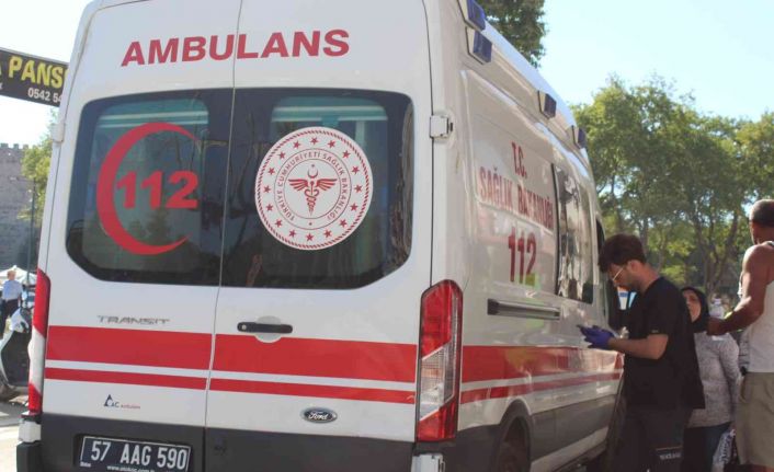 Aniden yola atlayan çocuğa otomobil çarptı