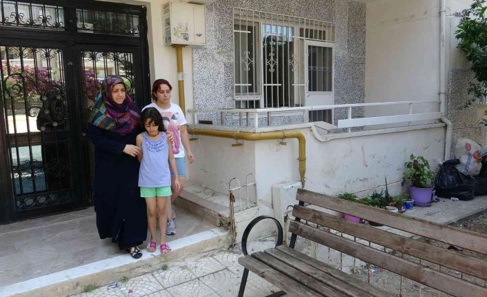 Anneleriyle evden çıkarılan kızlar, maddi durumu iyi olan babalarının ilgisizliğinden şikayetçi