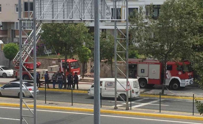 Apartmanın çatı katı alevlere teslim oldu, 2 daire kullanılmaz hale geldi