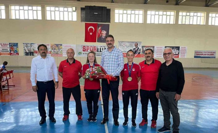 Bakan Yardımcısı Aksu, altın madalya kazanan badminton sporcularını tebrik etti