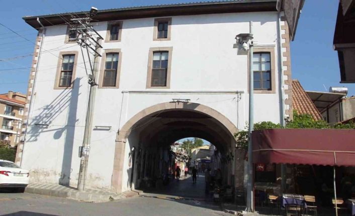 Balıkesir’de altından yol geçen 278 yıllık cami büyük ilgi çekiyor