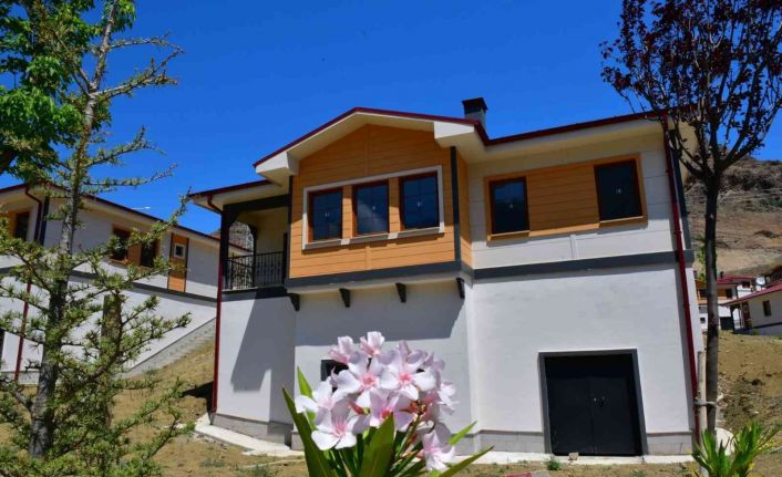 Baraj suları altında kalacak köyün taşınacağı yeni merkezde yapılan konutlar lüks villaları aratmadı