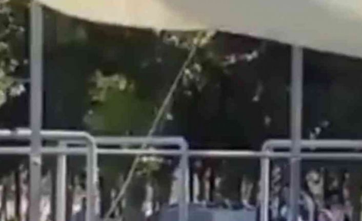 Başıboş köpeğin Ege Üniversitesi mezuniyet töreninde insanlara saldırdığı anlar kamerada