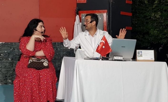 Başiskele Sahili’nde tiyatro keyfi