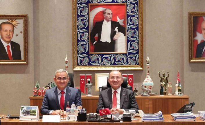 Başkan Işık, Bakan Bozdağ’a Kütahya’da yapılan yatırımlar ve uygulamalar için teşekkür etti